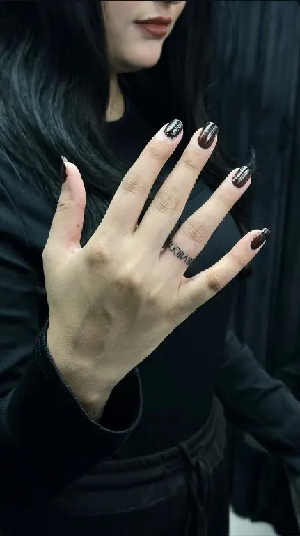 Fine line tattoo by Syinger Tattoos